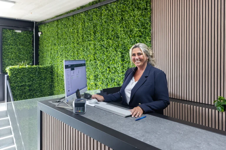 Angelique bij de balie boven