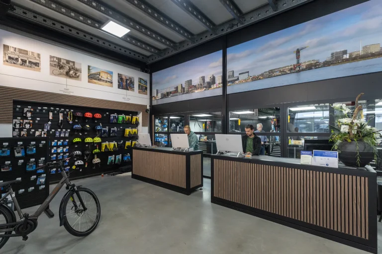 Balie vanuit de showroom gezien