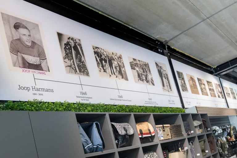 Over ons - tijdlijn in de showroom