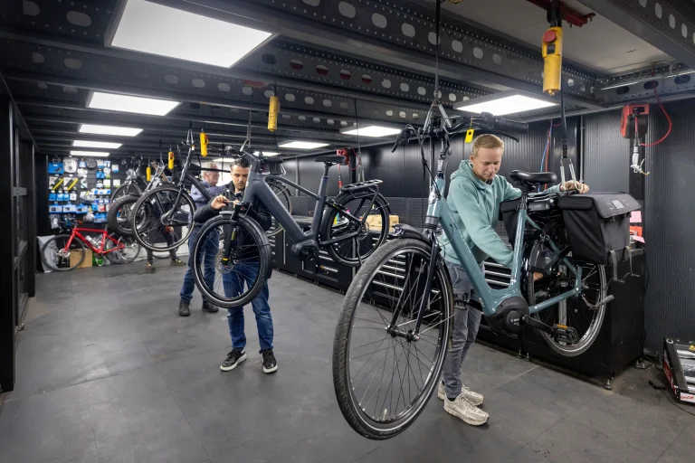 Werkplaats hele team aan het werk