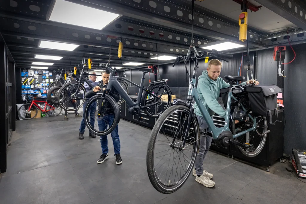 Werkplaats hele team aan het werk
